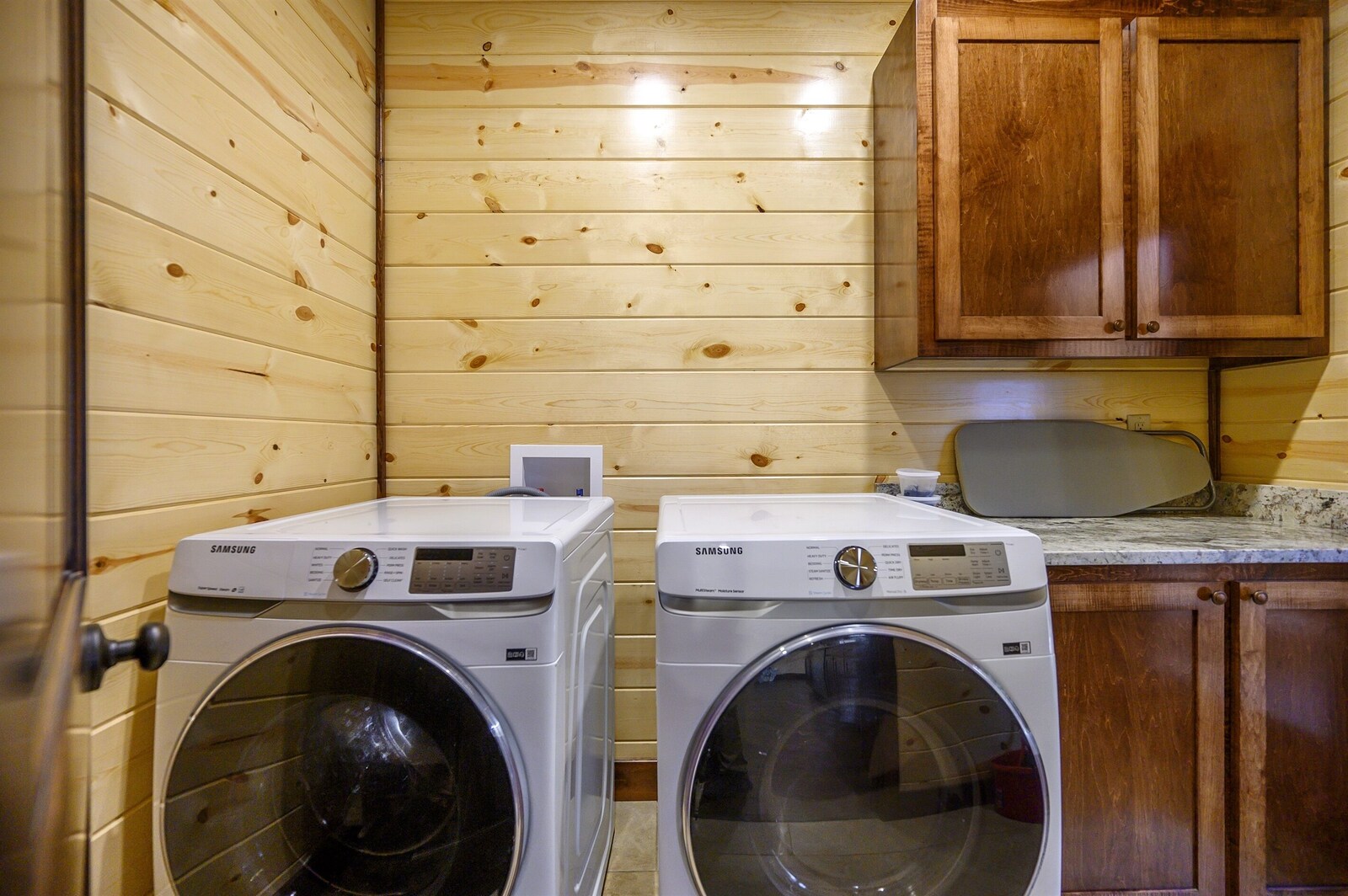 Emerald Escape laundry room with washer and dryer