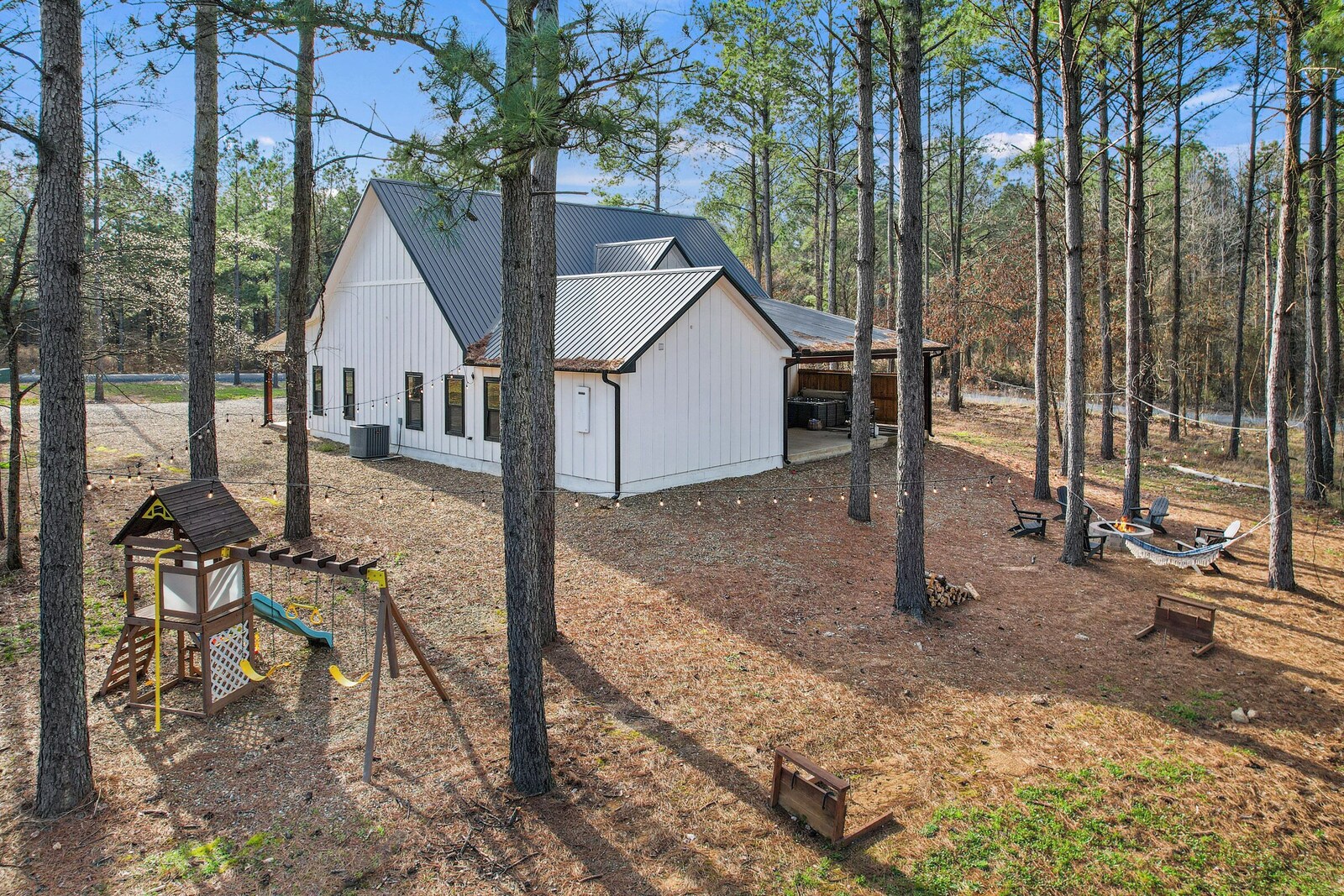 Sapphire Sunset single-level pet-friendly cabin exterior