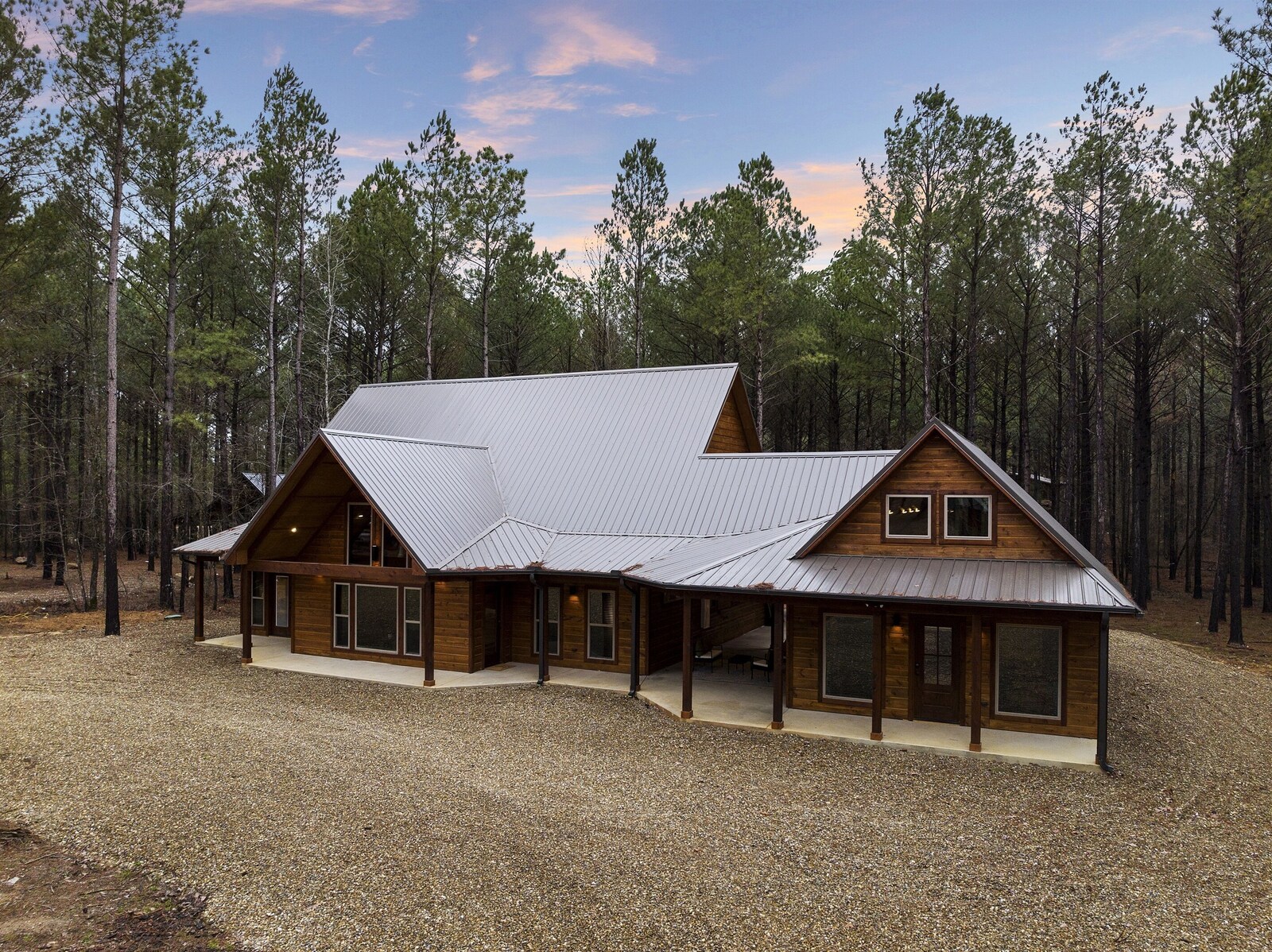 Emerald Escape luxury cabin with detached gameroom and hot tub