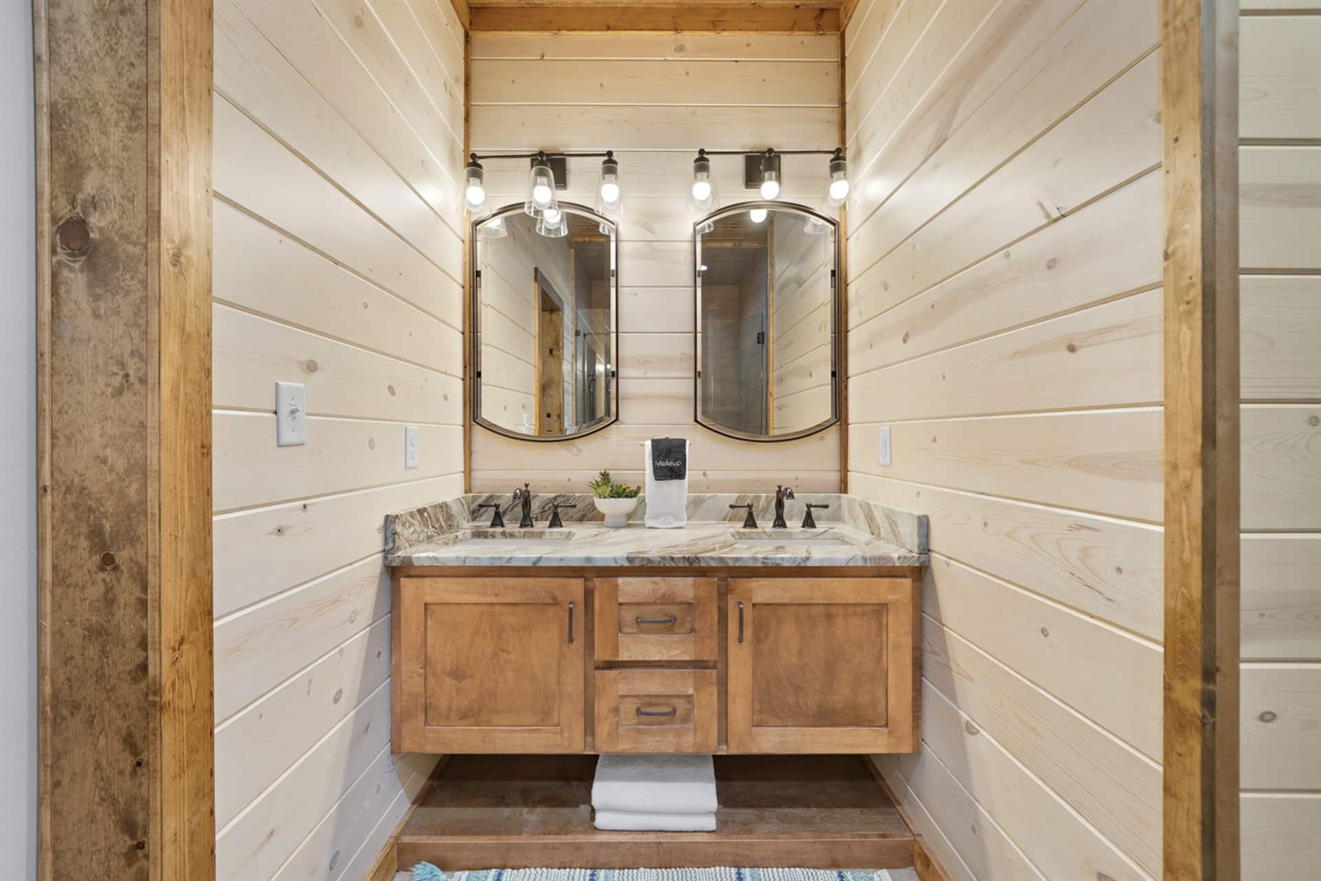 Moonstone Mountain full bathroom 2