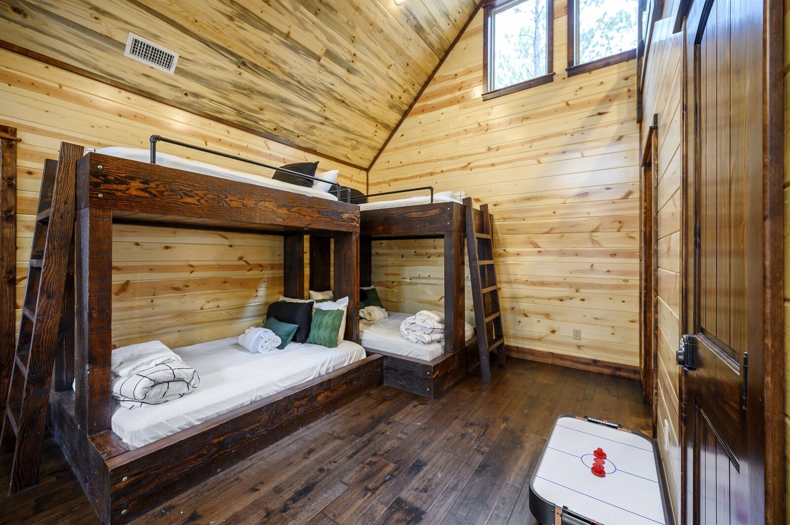 Emerald Escape bunk room with two bunk beds and window